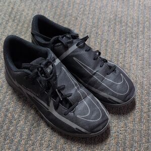 Nike Black Sneakers Sleek Low-Top Design